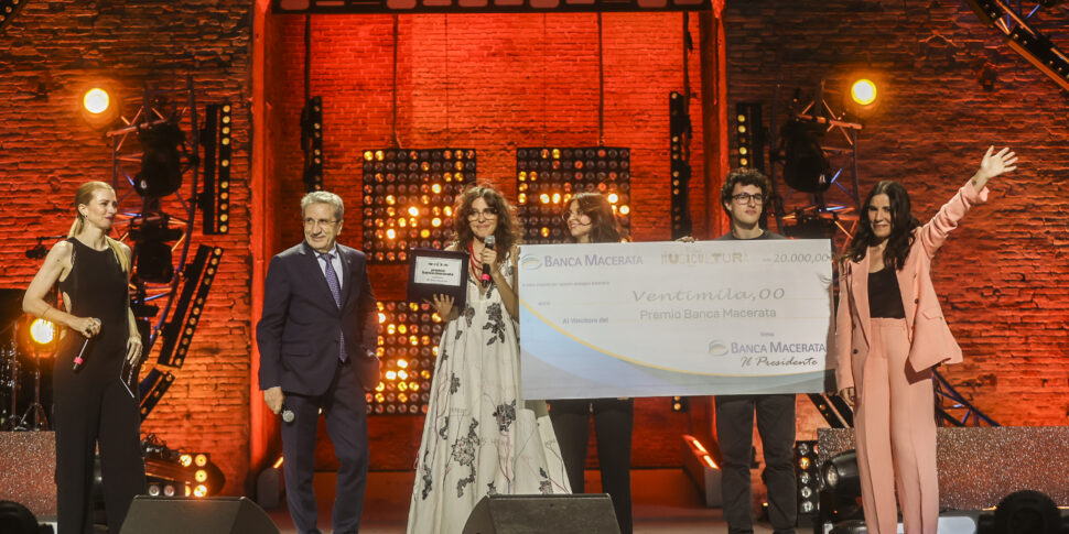 La cantante catanese Anna Castiglia vince il premio Musicultura 2024