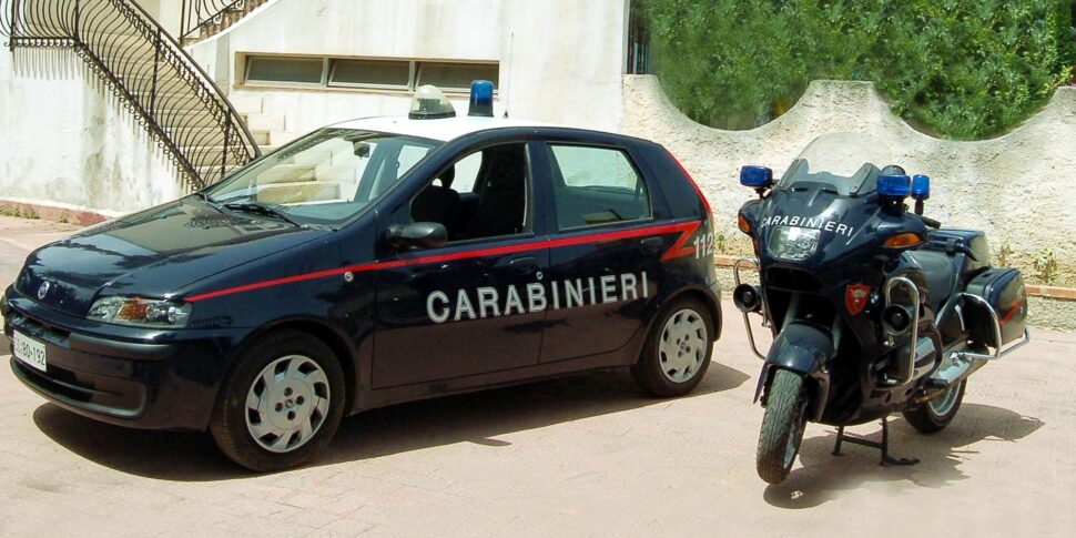 Minaccia con coltello un coetaneo e gli ruba la giacca e il cellulare, arrestato ad Augusta