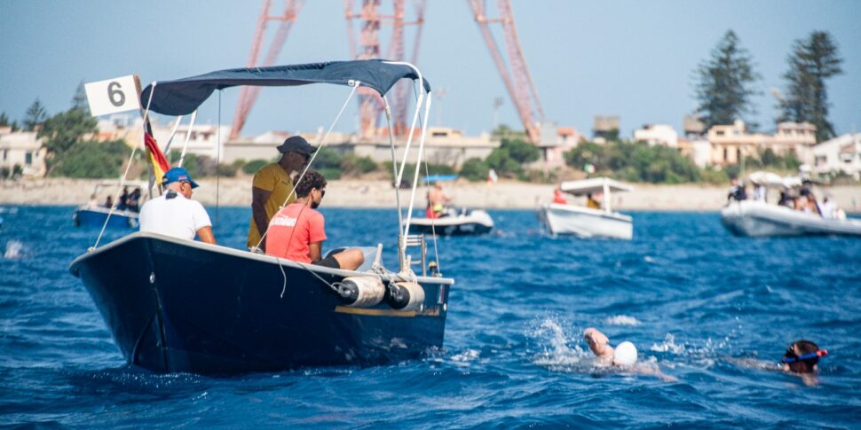 La traversata dello stretto di Messina a nuoto, l'impresa degli atleti paraolimpici della Difesa