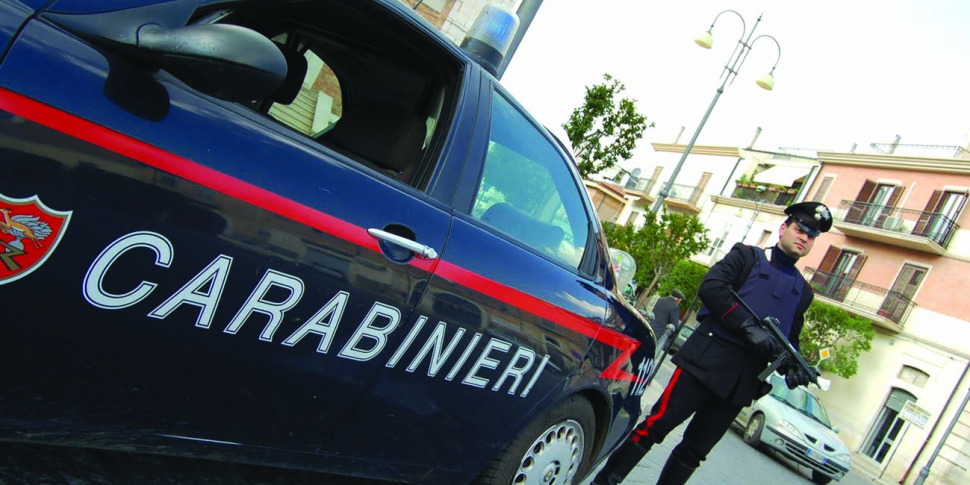 A Santo Stefano Camastra ordigno artigianale contro l'auto dei carabinieri, militari illesi: 22enne finisce in cella