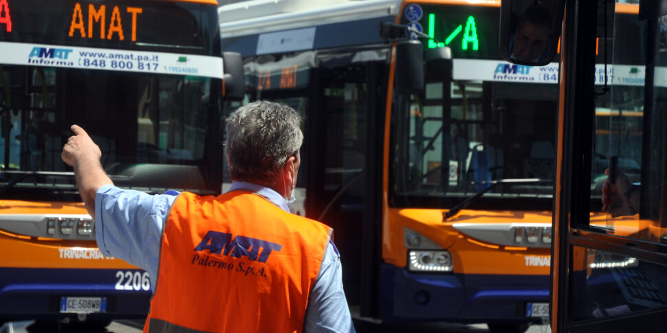 Palermo, paura per un autista dell'Amat: pietre contro l'autobus in via Leonardo da Vinci