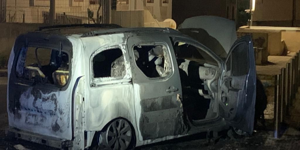 Giallo per due auto bruciate nella notte a Monreale e Trappeto: per i carabinieri sono incendi dolosi