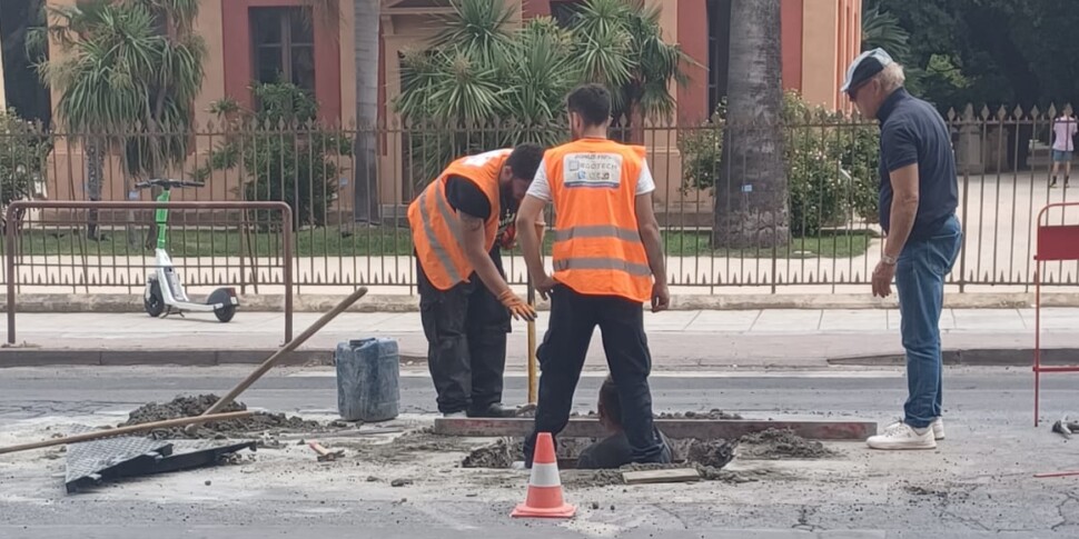 La buca riapparsa in via Lincoln a Palermo: operai al lavoro per la riparazione