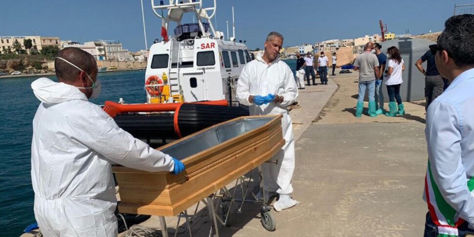 Lampedusa, gli undici cadaveri nella sede dell'Area Marina Protetta: scoppia la polemica