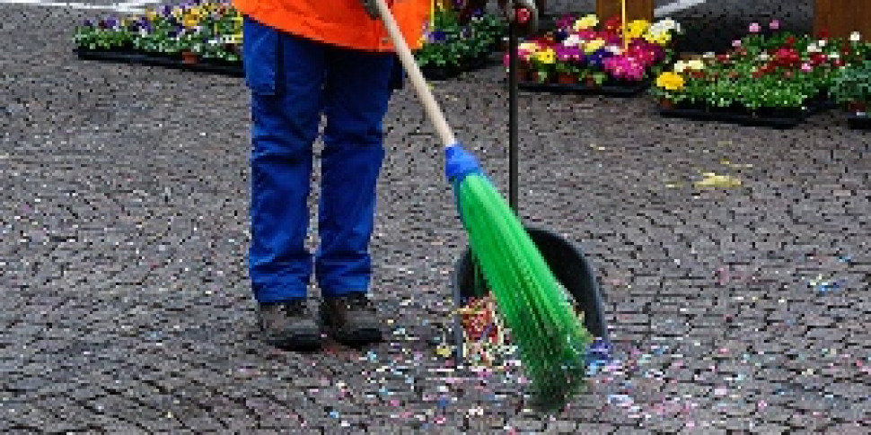 Caltagirone, abbandona rifiuti in strada: beccato un operatore ecologico