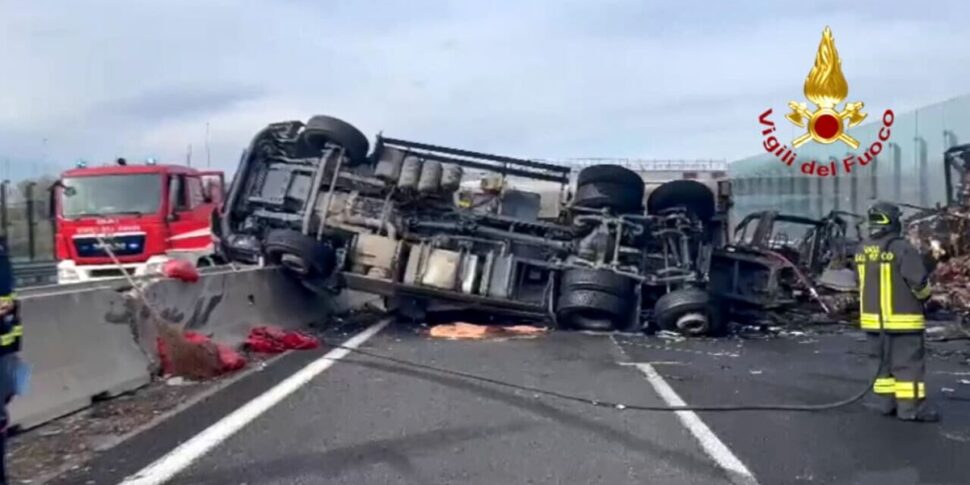 Col camion sulle auto bloccate in autostrada, due morti e tre feriti: condannato un autotrasportatore di Caltagirone