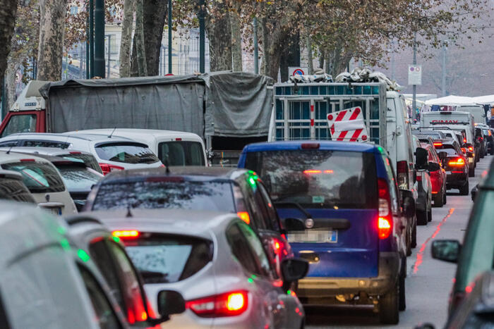 Di nuovo troppe auto in strada, italiani imbottigliati