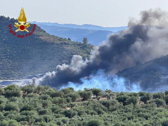 Incendio in discarica nel Messinese, rogo partito da area vicina