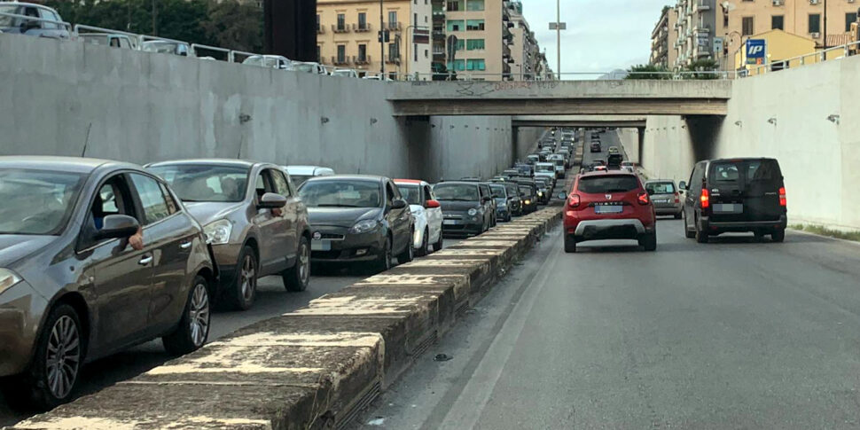 Lavori urgenti sulla strada, a Palermo chiude al traffico una carreggiata del sottopasso di via Crispi