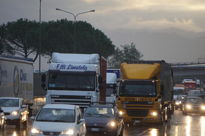 Troppe auto nelle città, sempre più imbottigliati