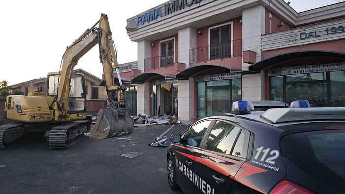 Assalto in banca con escavatore, interrotto da Carabinieri