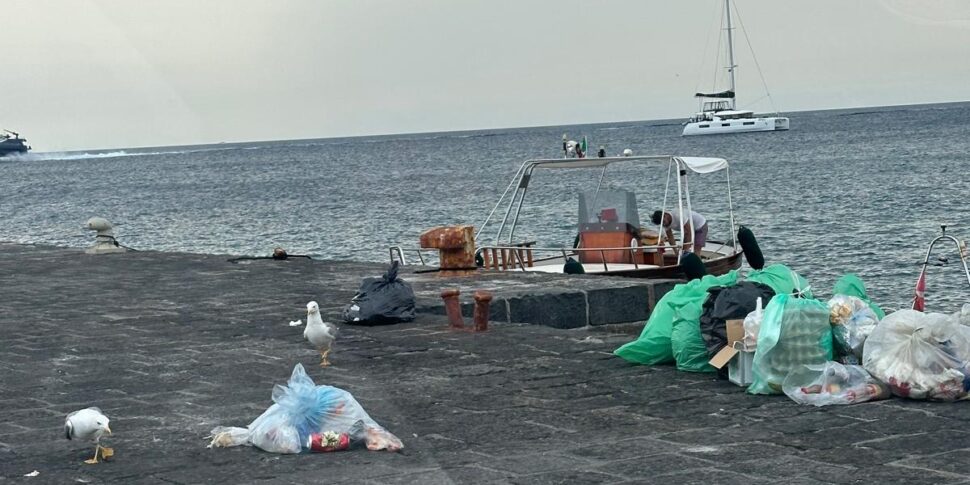 Lipari, le borgate diventano discariche di rifiuti: scattano i controlli sui conferimenti