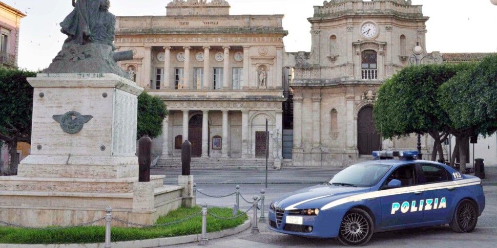 Vittoria, calci per strada all'ex moglie e davanti alla figlia minorenne: scatta il divieto di avvicinamento con braccialetto elettronico