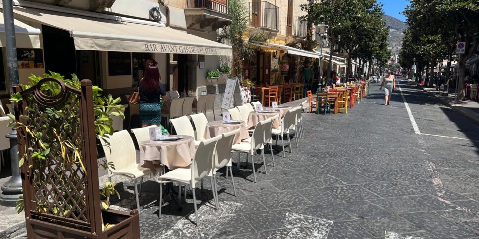 Lipari, ombrelloni vietati per bar e ristoranti sul Corso: scatta la protesta