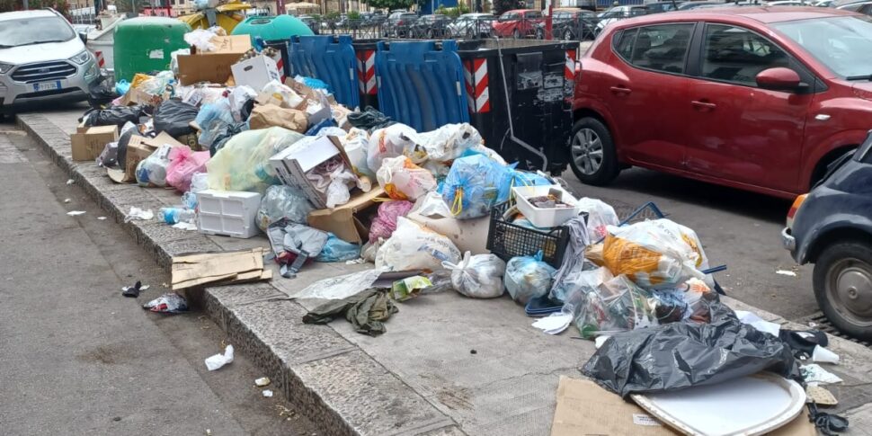 Cassonetti pieni e incendi, Palermo è di nuovo dentro l'emergenza rifiuti. La Rap: «Poco personale e mezzi inefficienti»