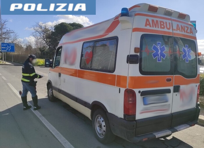 Ambulanza senza requisiti trasporta malata, 2 denunce e multa