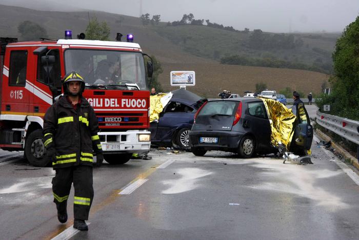 Alla guida ubriaca, morti in incidente una 20enne e un bimbo