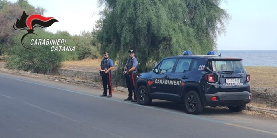 Minaccia di morte l'ex moglie per la porta del frigo chiusa male, arrestato a Fiumefreddo