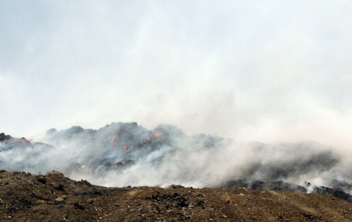 Incendio in discarica a Palermo, vigili del fuoco in azione