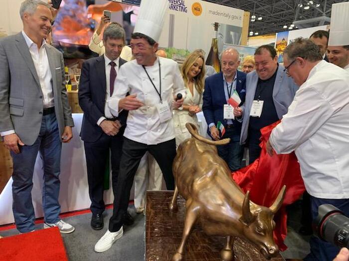 Fiasconaro a New York con Toro di Wall Street di cioccolato