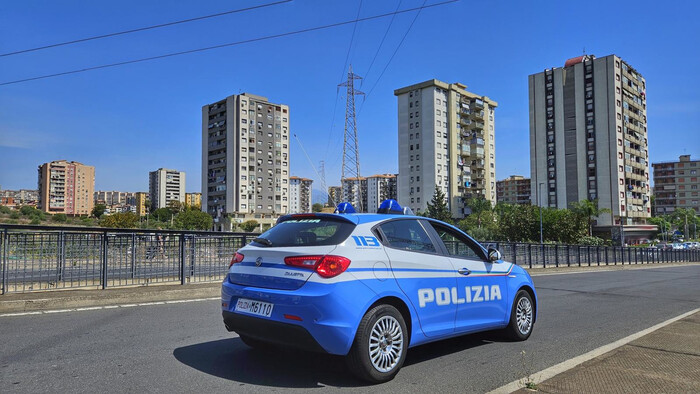 Tenta strangolare madre che non gli dà soldi per droga,arrestato