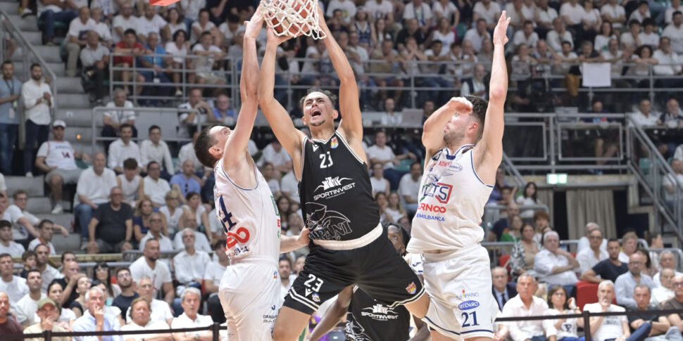 Basket, la Fortitudo Bologna batte la Trapani Shark in casa e riapre la sfida per la Serie A-1