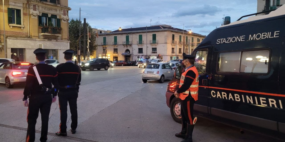 Non si ferma all'alt dei carabinieri e getta la pistola dal finestrino, arrestato a Messina