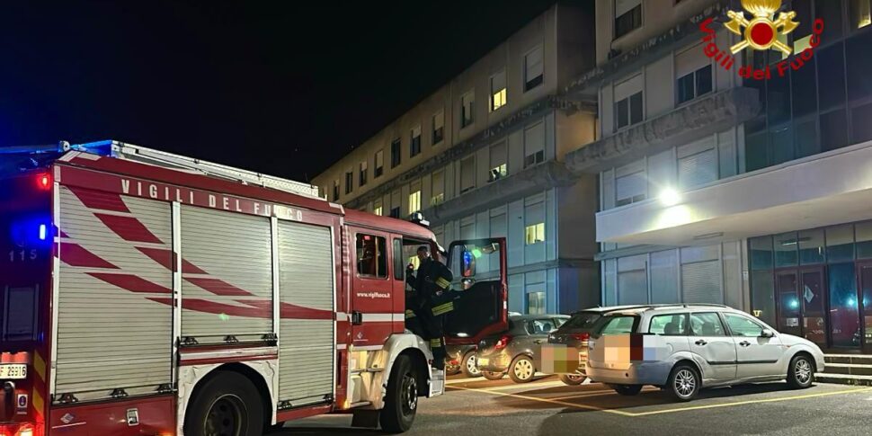 Incendio al reparto di ostetricia dell'ospedale di Acireale, intervengono i vigili del fuoco