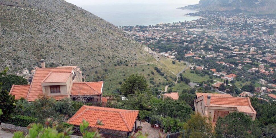 Palermo, furti di gioielli e Rolex in due ville a Pizzo Sella e nella zona Inserra