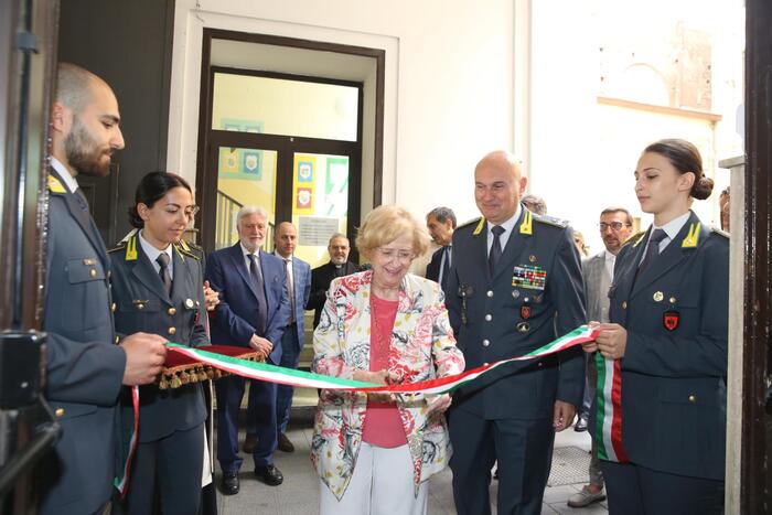 Mostra permanente di foto e grafica al comando Gdf di Catania