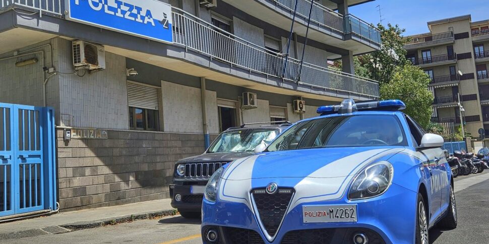 Tenta di strangolare la madre che non gli dà soldi per la droga, arrestato un giovane a Catania