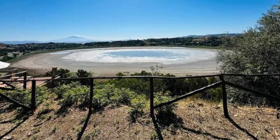 C'era una volta il lago di Pergusa: resta una chiazza di fango che si sta essiccando al sole