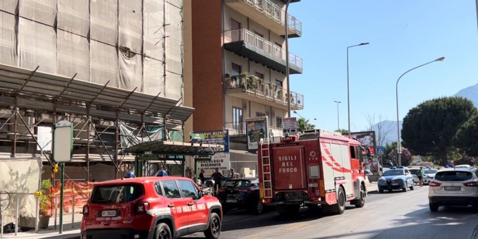 Palermo, auto in fiamme nei garage di un condominio: paura in viale Lazio