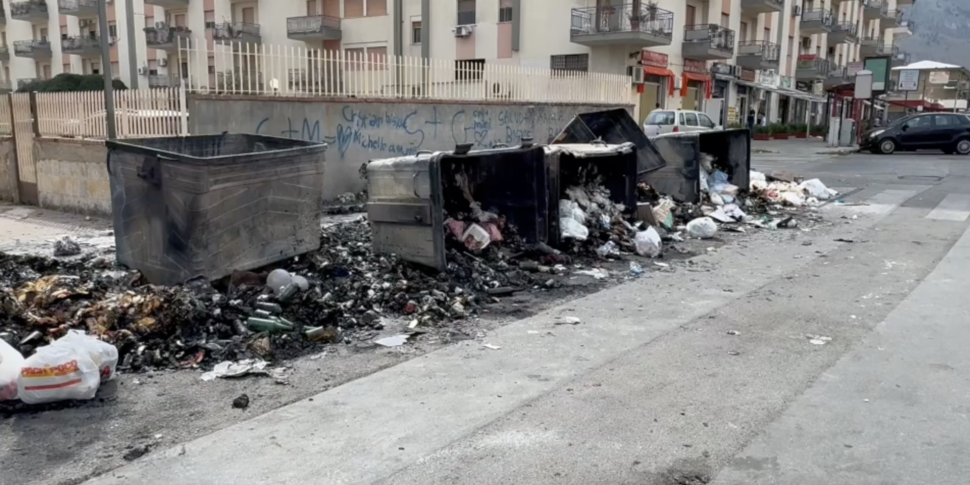 Rifiuti in fiamme a Palermo, roghi a Bonagia e in via dell’Orsa Minore