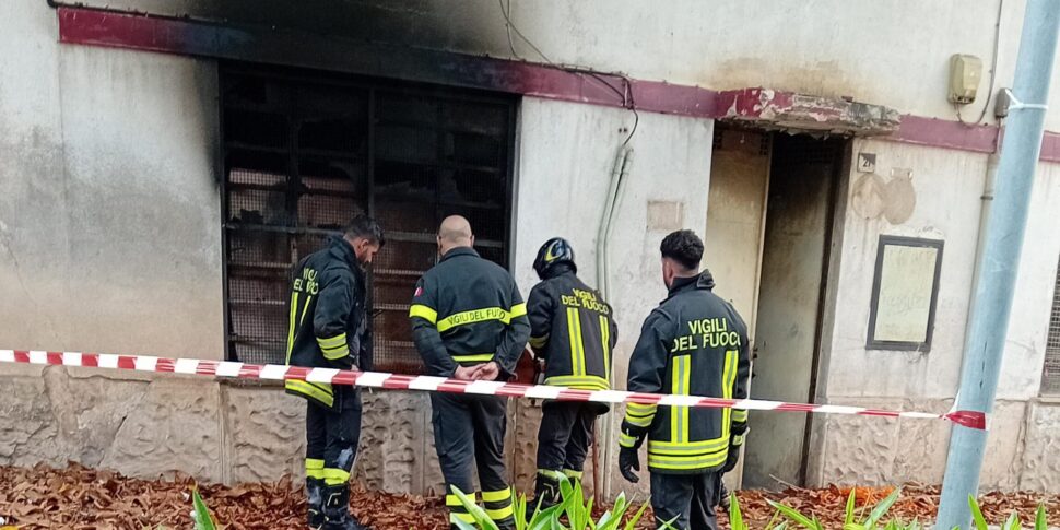 Palermo, incendio in via Quinta Casa: una donna intossicata