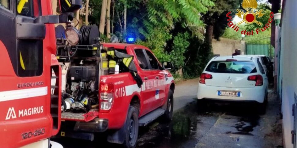 Palermo, una palazzina va in fiamme: sei persone intossicate, ci sono anche due bambini