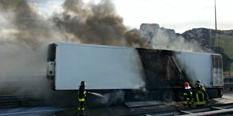 Camion a fuoco a San Gregorio di Catania, disagi per il traffico sull'A18