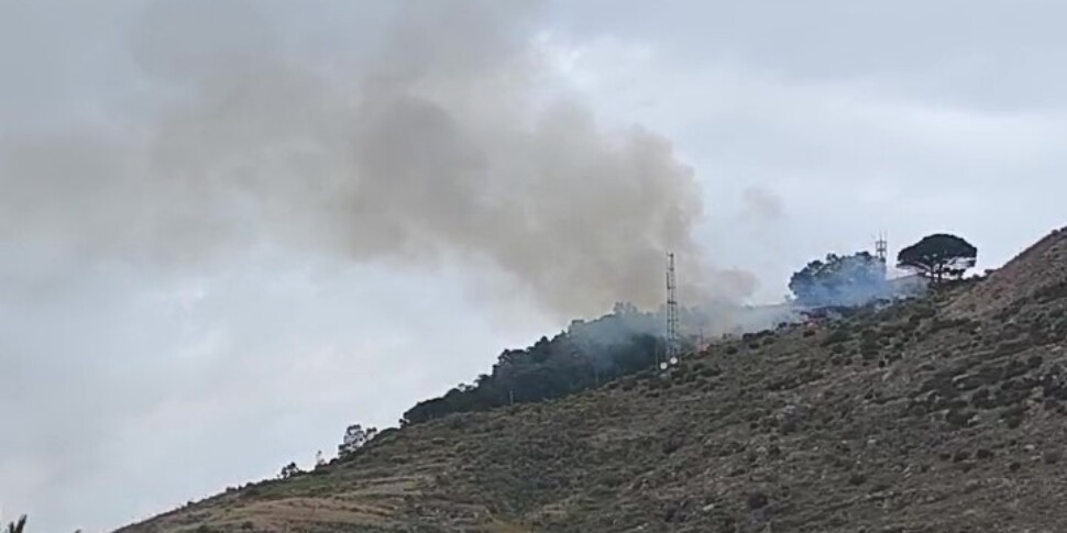 Lipari, brucia il Monte Sant'Angelo: il rogo è doloso