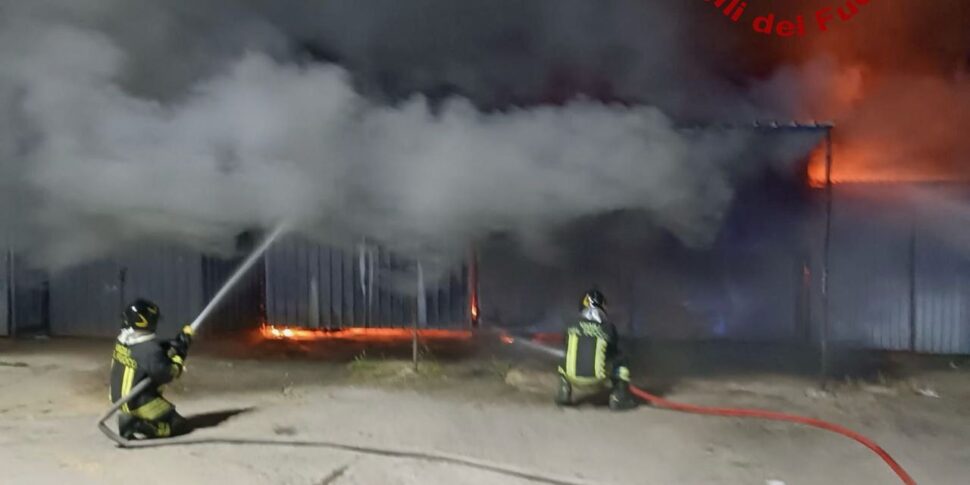 Palermo, box in fiamme nel quartiere Brancaccio: paura tra i residenti