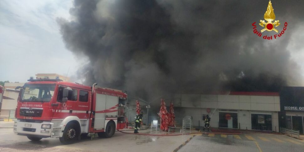 Paura al Burger King di Palermo, incendio nelle cucine: una persona intossicata