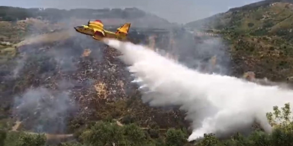 Vasto incendio in un ex discarica  a Mazzarà Sant’Andrea, canadair in azione