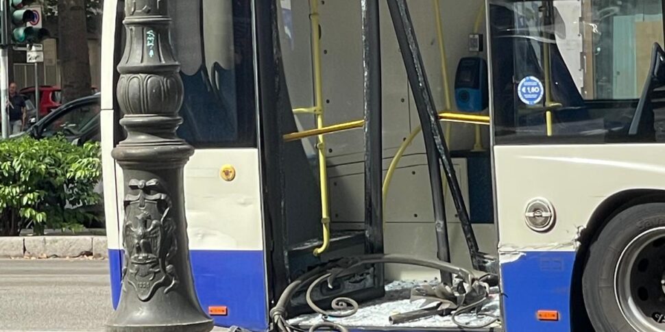 Un palo della luce crolla e aggancia un autobus, incidente in via Libertà a Palermo