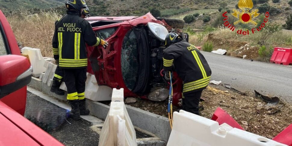 Esce di strada tra Villafrati e Baucina e l'auto si ribalta su un fianco: donna estratta dalle lamiere