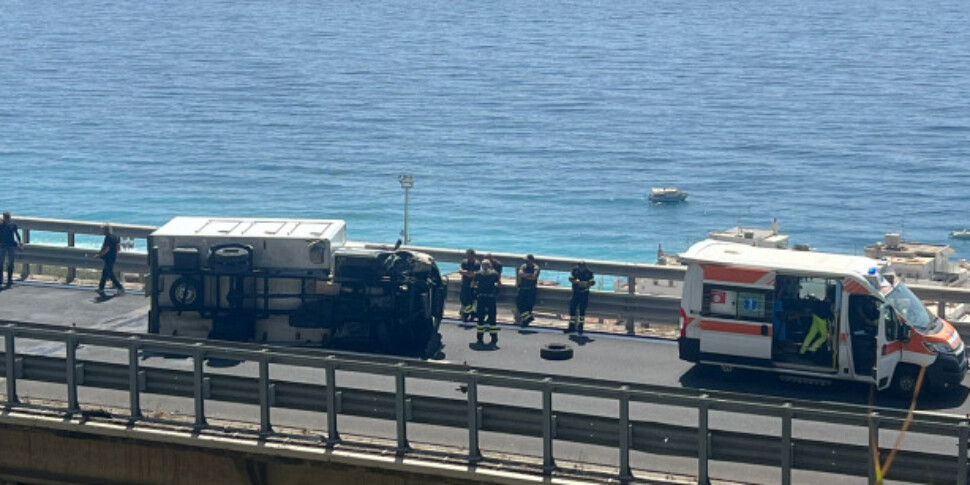 Camion esce di strada e si ribalta sulla Messina-Catania: ferito il conducente, rallentamenti al traffico