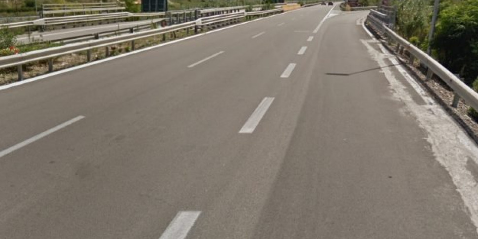 Incidente sulla Palermo-Catania, camion finisce contro il guard rail: un ferito