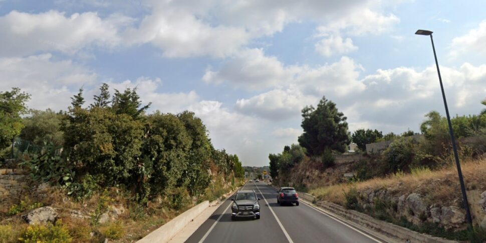 Paura sulla Modica-Pozzallo: camion giù dal viadotto, finisce in una scarpata