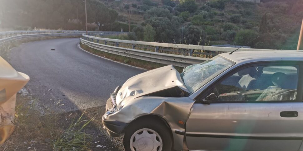 Incidente in tangenziale a Messina, auto si schianta contro il guardrail: ferite due donne