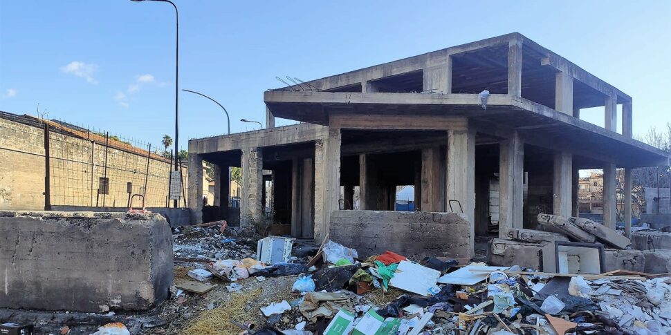 Rogo di rifiuti dentro l'ecomostro di Palermo, intervento dei vigili del fuoco