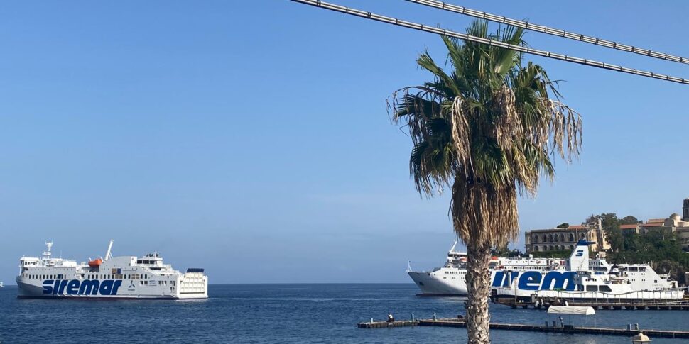 Isole minori, la Regione non paga il contributo a Caronte & Tourist: stipendio decurtato per i lavoratori