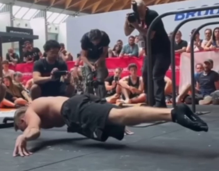 E' palermitano e ha 17 anni campione italiano di Calisthenics